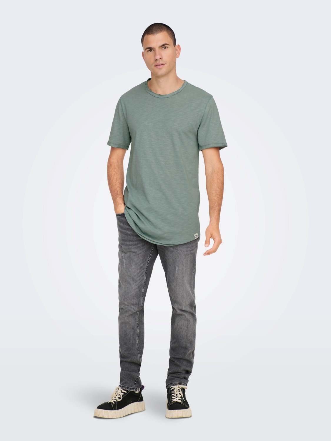 Se Benne Long Line Fit T-Shirt S/S - Chinois Green Medium hos monomen